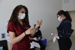 شابة إيطالية تتلقى عن طريق الخطأ ست جرعات من لقاح فايزر