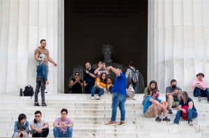 تردد في الاستجابة لتوصيات التخلي عن الكمامات في الولايات المتحدة
