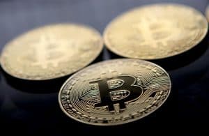 “بيتكوين” تتراجع إلى ما دون 40 ألف دولار