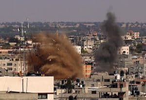 استشهاد فلسطينية وإصابة العشرات في سلسلة غارات شنتها طائرات الاحتلال على قطاع غزة