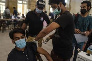 الهند تبرم اتفاقا مع شركة محلية لإنتاج 300 مليون جرعة من لقاح كورونا