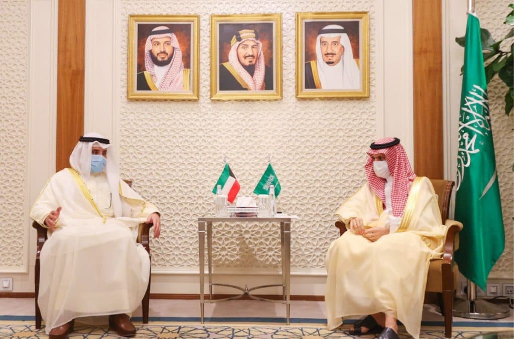 وزير الخارجية ونظيره الكويتي يؤكدان أهمية تعزيز مسيرة العمل المشترك بين البلدين