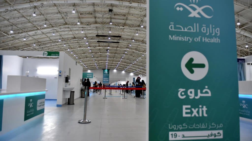 وزير الصحة يدشن مركز لقاحات كورونا بالصالة الرياضية لملعب الأمير عبدالله الفيصل