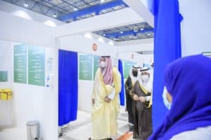 أمير المدينة المنورة يدشن مركز لقاحات كورونا في جامعة طيبة