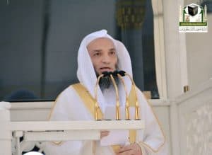 امام المسجد الحرام يحذر من الاسراف في التجمل