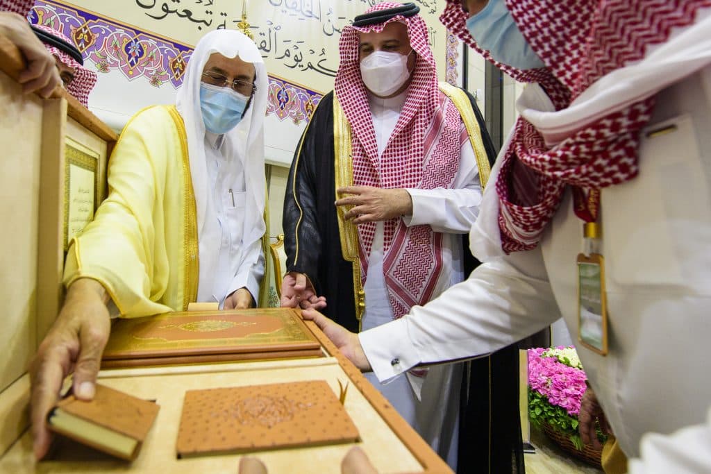 أمير المدينة المنورة يزور مجمع الملك فهد لطباعة المصحف الشريف