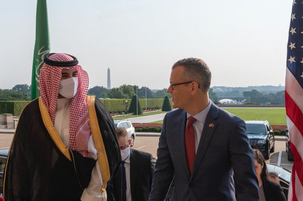 سمو نائب وزير الدفاع يعقد جلسة مباحثات موسعة في وزارة الدفاع الأمريكية