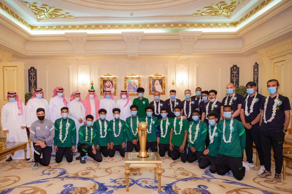 وزير الرياضة يستقبل بعثة المنتخب السعودي للشباب لكرة القدم