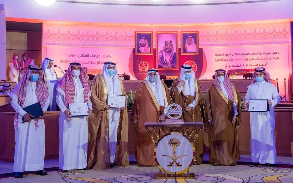 أمير منطقة القصيم يكرم محافظة البكيرية بجائزة “تميز”