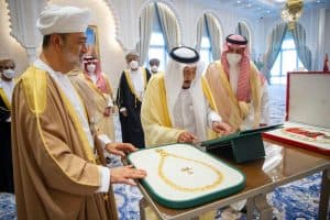 وسام عُماني رفيع لخادم الحرمين .. وقلادة الملك عبدالعزيز لسُلطان عمان