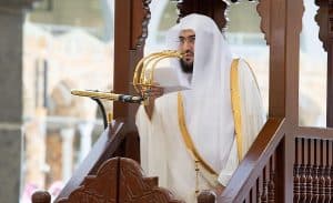 المصلون يؤدون صلاة عيد الأضحى المبارك في المسجد الحرام
