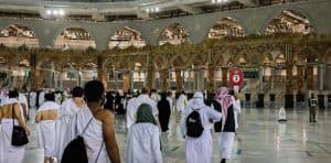 حجاج بيت الله الحرام يؤدون طواف الإفاضة وسط إجراءات احترازية مكثفة