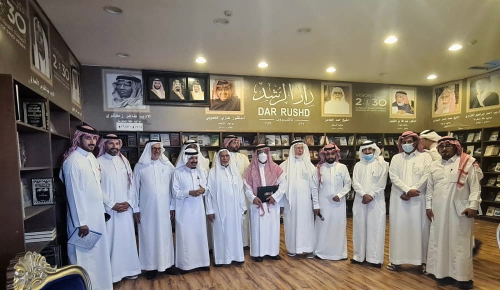 القاضي يحتفل بتوقيع كتاب “مرافئ على ضفاف الكلمة” بقيصرية الكتاب