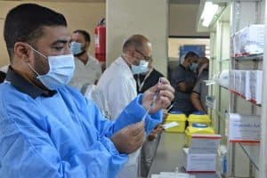فايزر وموديرنا ترفعان ثمن لقاحيهما بعد تعديلهما لمكافحة المتحورات