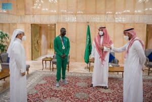 ولي العهد يلتقي طارق حامدي ويهنئه بفضية الأولمبياد