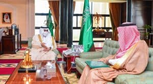 أمير تبوك يستقبل مدير الشؤون الصحية بالمنطقة