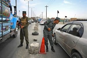 مقاتلو طالبان عند مداخل كابول