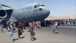 العثور على بقايا بشرية عالقة بعجلة طائرة أمريكية