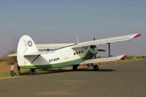 طيار يهبط بطائرته في أحد ميادين العاصمة السودانية