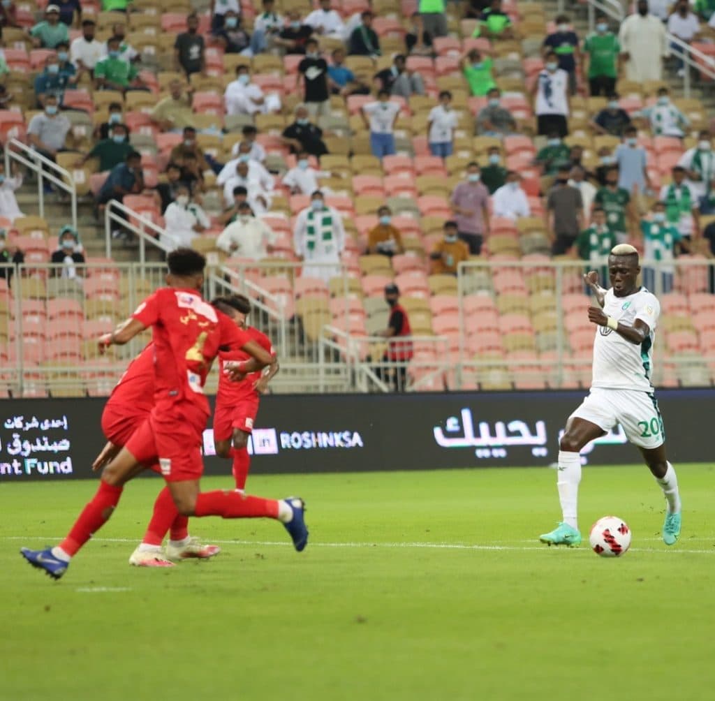 الأهلي يتعادل مع ضمك 1-1