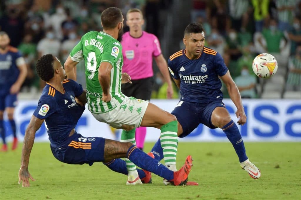 ريال مدريد يتصدر موقتا بفوز صعب على بيتيس