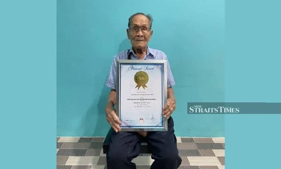 أكبر معمر في ماليزيا (111 عاما) يكشف سر حياته المديدة