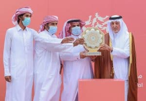 أمير مكة يتوج الفائزين في مهرجان ولي العهد للهجن
