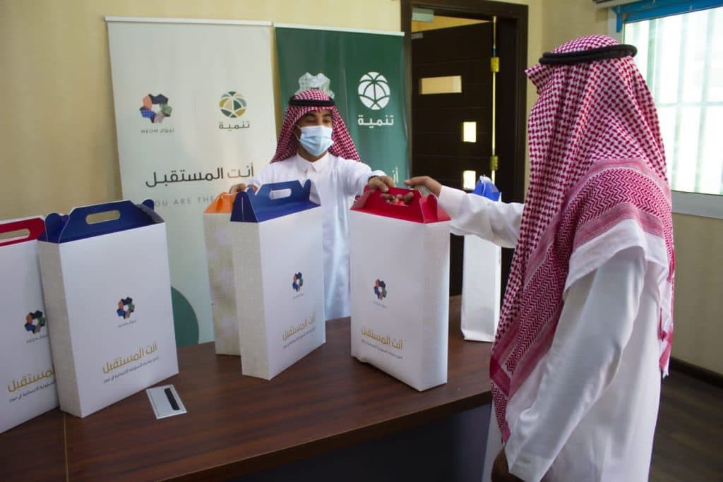 “نيوم” تهدي الطلبة 3000 حقيبة مصنوعة من مواد مستدامة
