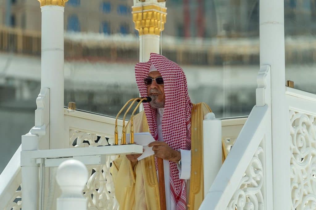 امام وخطيب المسجد الحرام: يحذر الابناء من ادوات التواصل والمواقع الافتراضية