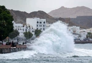 بدء تأثر سواحل سلطنة عُمان بـالإعصار”شاهين”