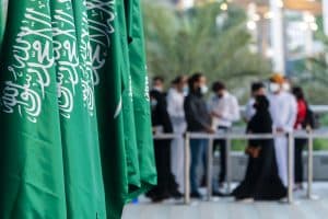 سعوديون وسعوديات يستقبلون العالم في إكسبو