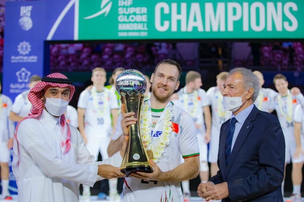 وزير الرياضة يتوج ماغديبورغ الألماني بلقب بطولة العالم للأندية لكرة اليد “سوبر جلوب 2021”