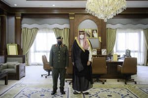 أمير المدينة المنورة يلتقي بمدير السجون المكلف بالمنطقة