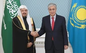 رئيس كازاخستان يستقبل رئيس مجلس الشورى ويقلّده وسام الصداقة