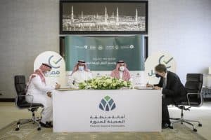 أمير المدينة المنورة يشهد مراسم توقيع عقد مشروع تخصيص وتحسين أعمال الرقابة البلدية