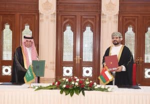 المملكة وعُمان توقعان خمس مذكرات تفاهم في المجالين التجاري والإعلامي