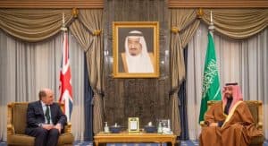 سمو ولي العهد يجتمع مع وزير الدفاع البريطاني