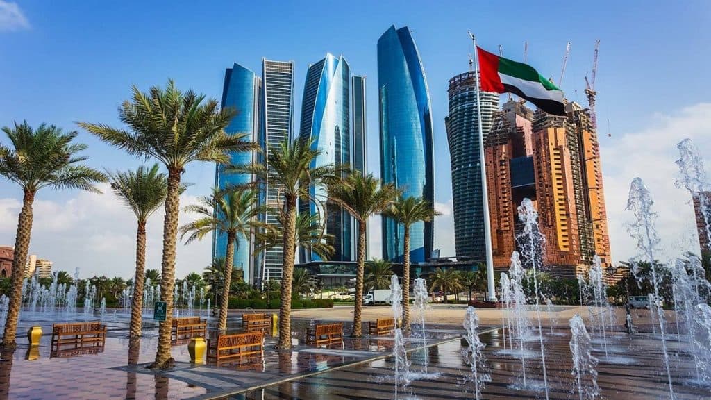 شرطة أبوظبي: وفاة 3 أشخاص وإصابة 6 جراء الحريق الذي أعقب حادث منطقة مصفح إيكاد