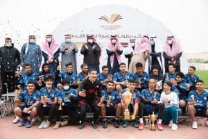 رئيس جامعة الأمير سطام يسلم كأس بطولة الجامعة لكلية العلوم والدراسات الإنسانية بالأفلاج 