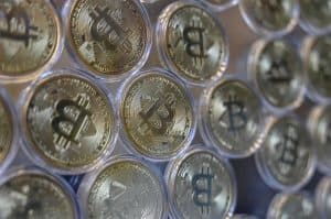 بتكوين تفقد أكثر من نصف قيمتها