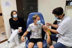 رئيس فايزر: وجود لقاح للتطعيم ضد كورونا سنويا أفضل من الجرعات التنشيطية