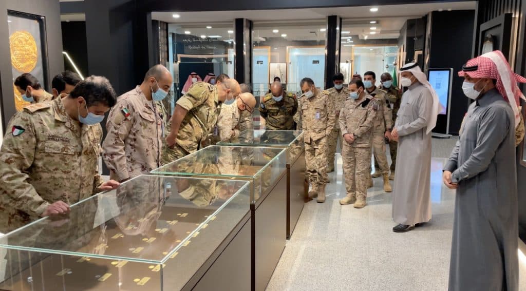 وفد من الملتحقين ببرنامج العلوم العسكرية بكلية القيادة والأركان يزورون مكتبة الملك عبدالعزيز العامة