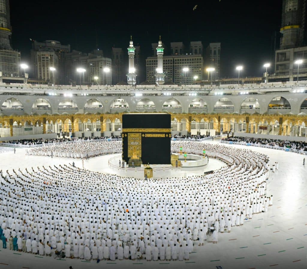 جموع المصلين تؤدي صلاة الفجر بالمسجد الحرام دون “تباعد جسدي”
