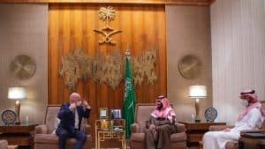 ولي العهد يلتقي رئيس الفيفا ويستعرضان مجالات التعاون الرياضي