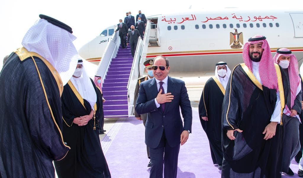 رئيس جمهورية مصر العربية يصل الرياض.. وسمو ولي العهد في مقدمة مستقبليه