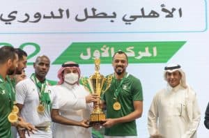 الأمير فهد بن جلوي يتوج الأهلي بلقب الدوري