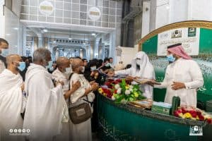 شؤون الحرمين تُوزِّعُ 5 آلاف هدية على قاصدي المسجد الحرام