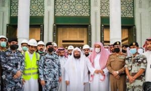 السديس يفتتح باب الملك عبدالعزيز