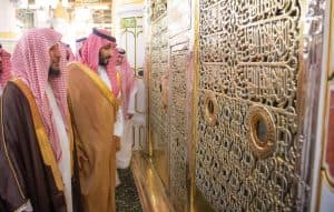 سمو ولي العهد يزور المسجد النبوي ويؤدي الصلاة في الروضة الشريفة