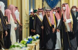 خادم الحرمين يستقبل أصحاب السمو والفضيلة والمعالي وجمعاً من المواطنين